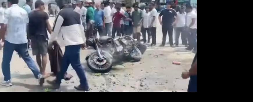 गुडिरहेको मोटरसाइकलमा आगलागी, पूर्ण रुपमा क्षति