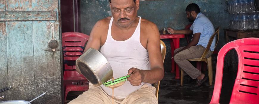 इञ्जिनबाट चियाको भाँडोसम्म : ३४ वर्षदेखि बिर्तामोडको स्वाद बनेका मोहनचन्द्र